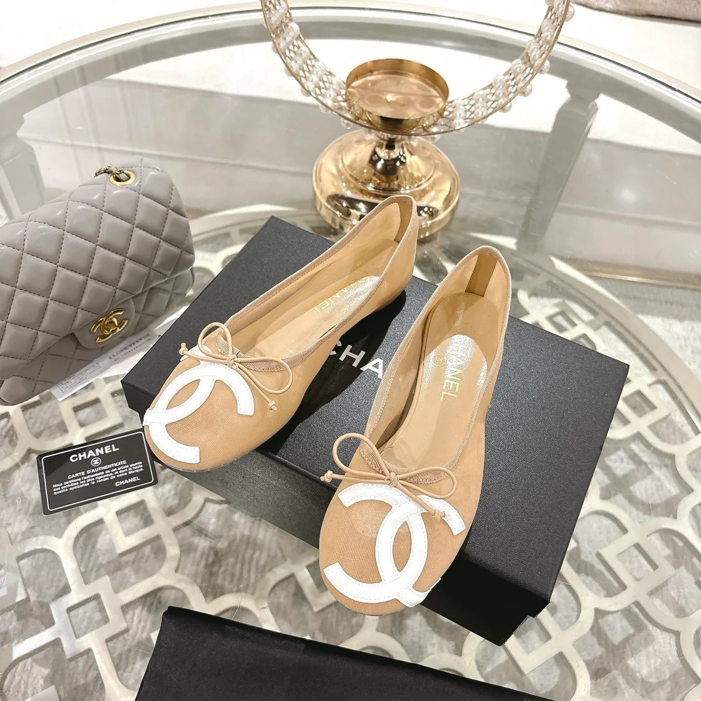 👟👟Ex-factory price 520👟👟 Mesh [purchase-level quality] CHANEL Xiaoxiang 25/A new summer bow-tie shoes 💃 This pair of "dancing shoes" is really breathtakingly beautiful! Made of cowhide fabric + exquisite electric embroidery, every detail exudes a sense of high-end ~ classic bow design, Italian genuine leather sole, comfortable and elegant on the feet, a perfect must-have for fairies!  🌟 All counters are from the same source! All materials are customized according to the original 1:1, and are developed and patterned from genuine products. The quality is absolutely assured ~ a classic that must be bought every year, a versatile artifact that looks great whether paired with skirts or jeans!  💖 The perfect finishing touch for summer outfits, sisters, just do it! 👉 Fabric: Imported sheepskin Lining: Imported sheepskin Outsole: Private molded outsole Size: 35-40